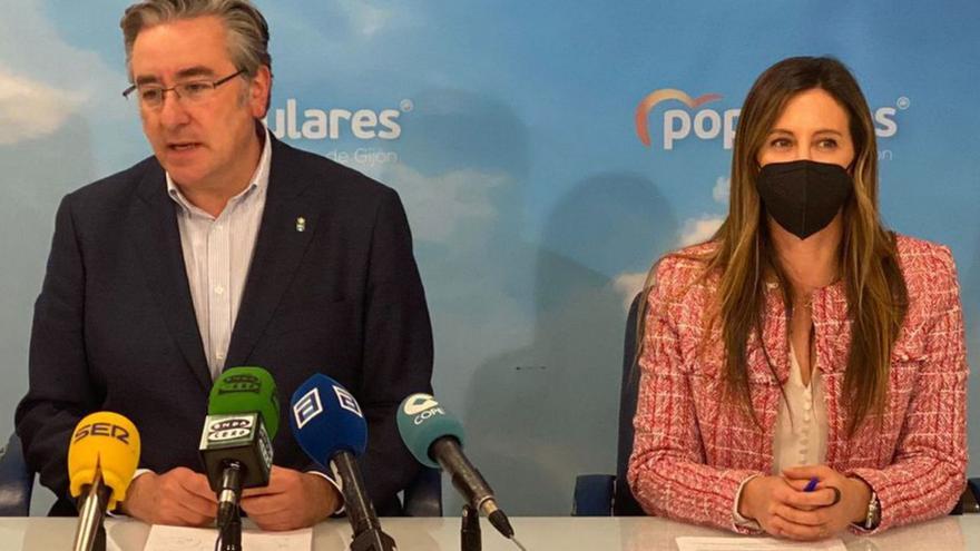 Pablo González y Ángela Pumariega, ayer, en la sede local del PP.