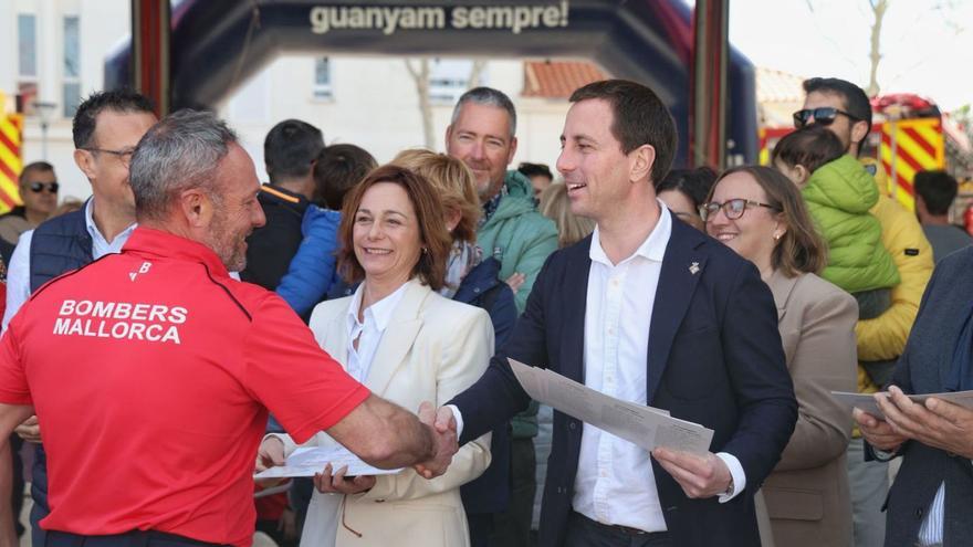 Galmés entrega un diploma a uno de los bomberos que se desplazó a Valencia.
