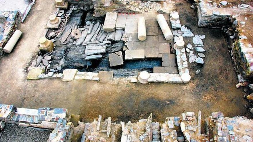 Parte de la planta de la «domus» centrada en el patio de columnas, donde se aprecian los muros de algunas estancias que se abrían al citado atrio.