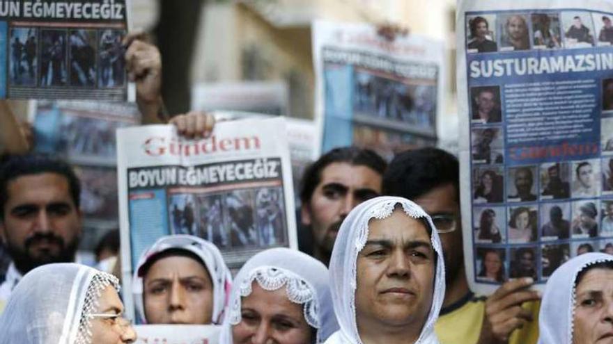 Manifestación contra el cierre del diario &quot;Özgür Gündem&quot;.  // Efe