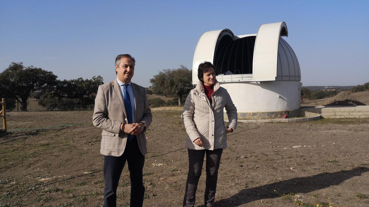 Ángel Pimentel y Marisa Medina, en el observatorio de Villanueva del Duque.
