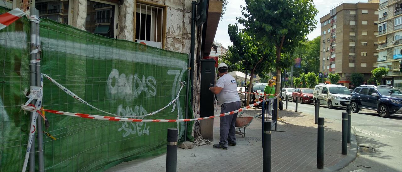 Una obra ocupa parte de la acera en Murcia.