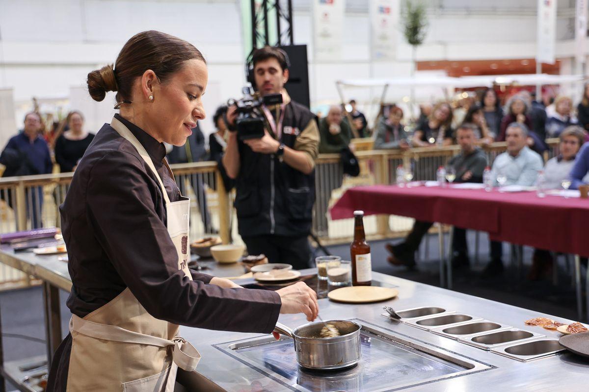 La chef Martina Puigvert, del restaurante Les Cols de Olot, durante una demostración en el Trufforum de Vic.