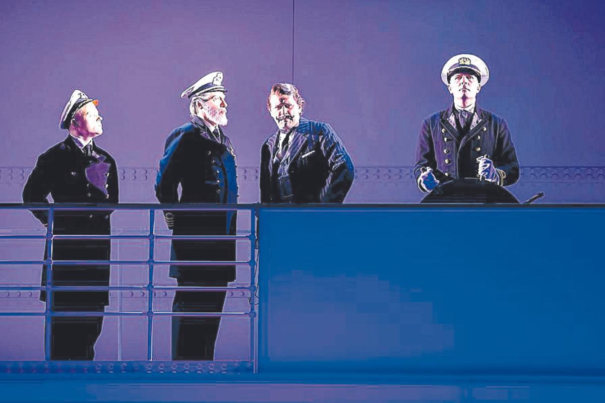 Escena del montaje en el decorado del 'Titanic' creado por el grancanario Carlos Santos.