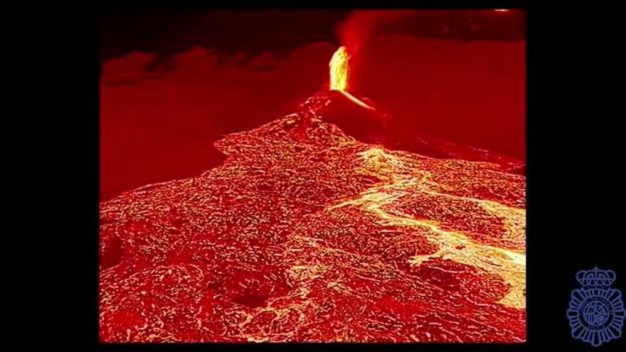 Los drones de la Policía Nacional graban los ríos de lava del volcán de La Palma