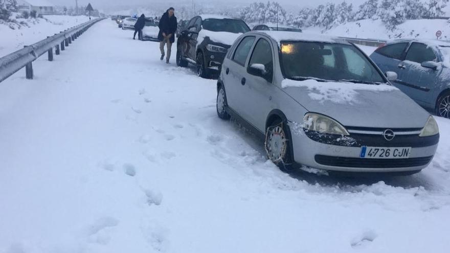 Hablan los asturianos atrapados en la AP6: &quot;Llevamos diez horas en el sitio sin comida y sin agua, no ha venido nadie&quot;