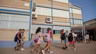 Casi 150.000 alumnos comienzan el curso en la Región entre quejas por la "falta" de transporte escolar