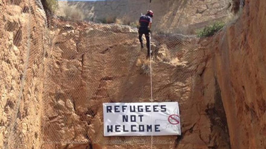 Los bomberos retiran en Benicàssim una pancarta contra los refugiados