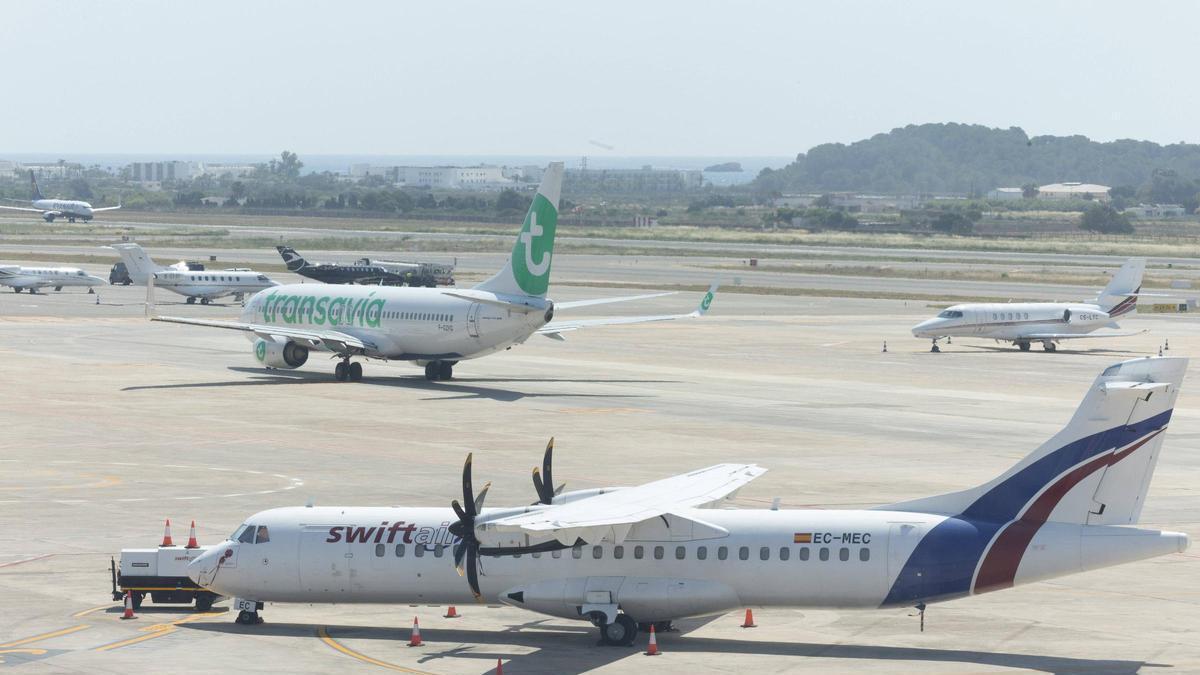Aviones en la plataforma de estacionamiento del aeropuerto de Ibiza, este verano.