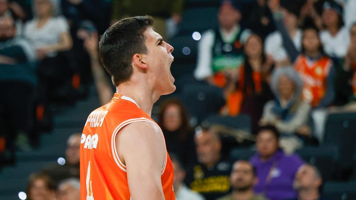 Emotiva visita del Valencia Basket a la Mare de Dèu dels Desamparats