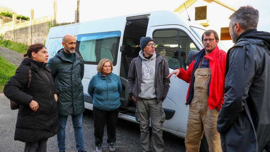 Peregrinos portugueses pernoctan en el pabellón de Carril mientras el albergue sigue cerrado