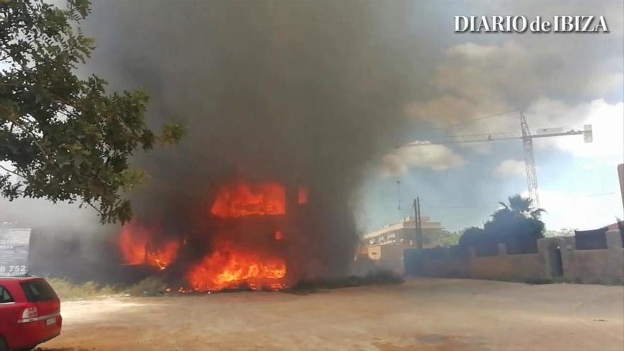 Se incendia un edificio okupado en Ibiza