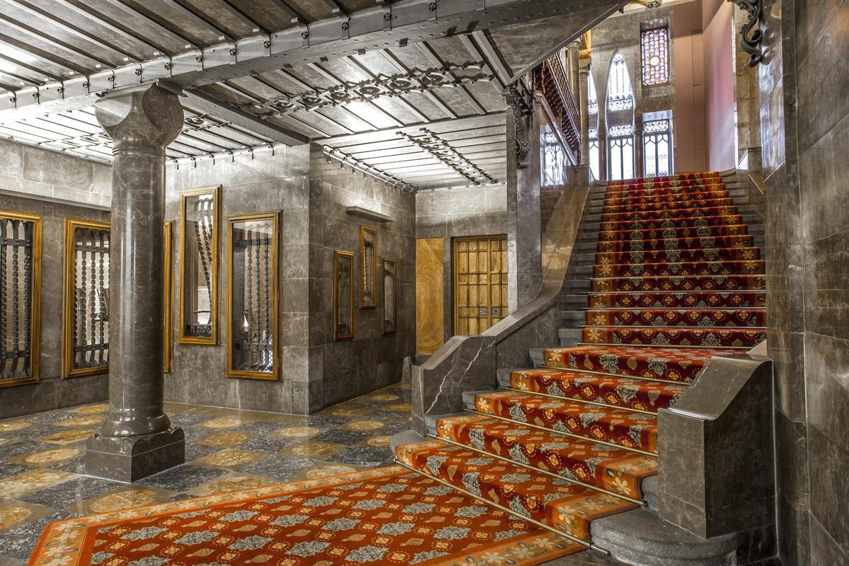 Escalera principal de acceso al edificio.