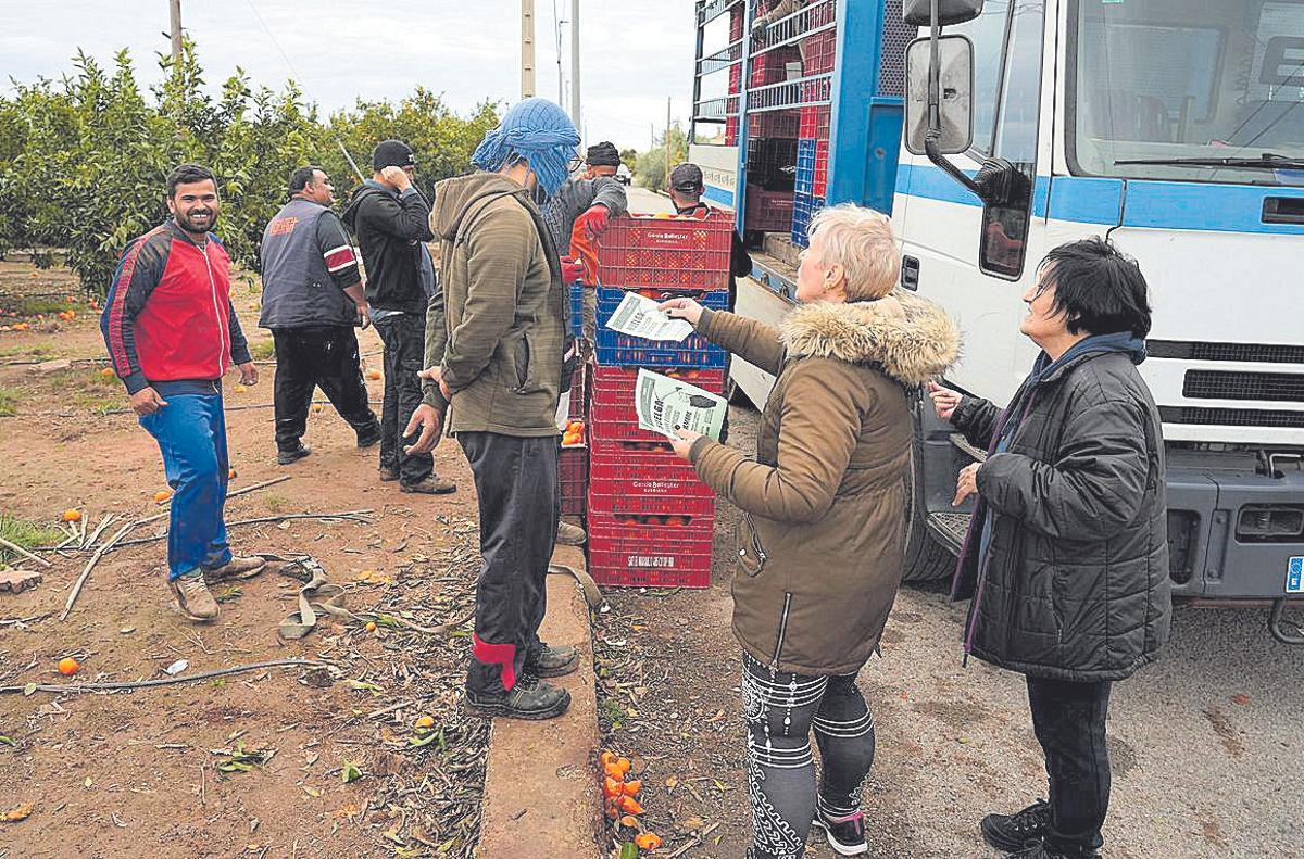 Delegadas de CCOO informaron a los trabajadores en Burriana de los motivos del paro