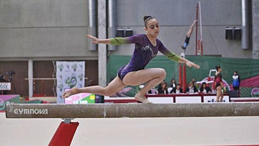 Marina González, en la prova de barres de la primera jornada de la Lliga Iberdrola ahir a Salt.