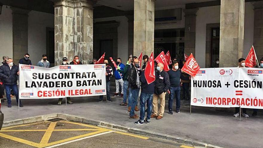 Participantes en la protesta desarrollada ayer en Oviedo.