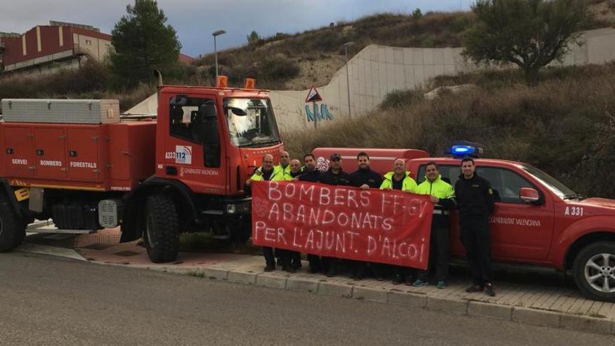 Los bomberos forestales mostrado una pancarta en los terrenos del Clérigo