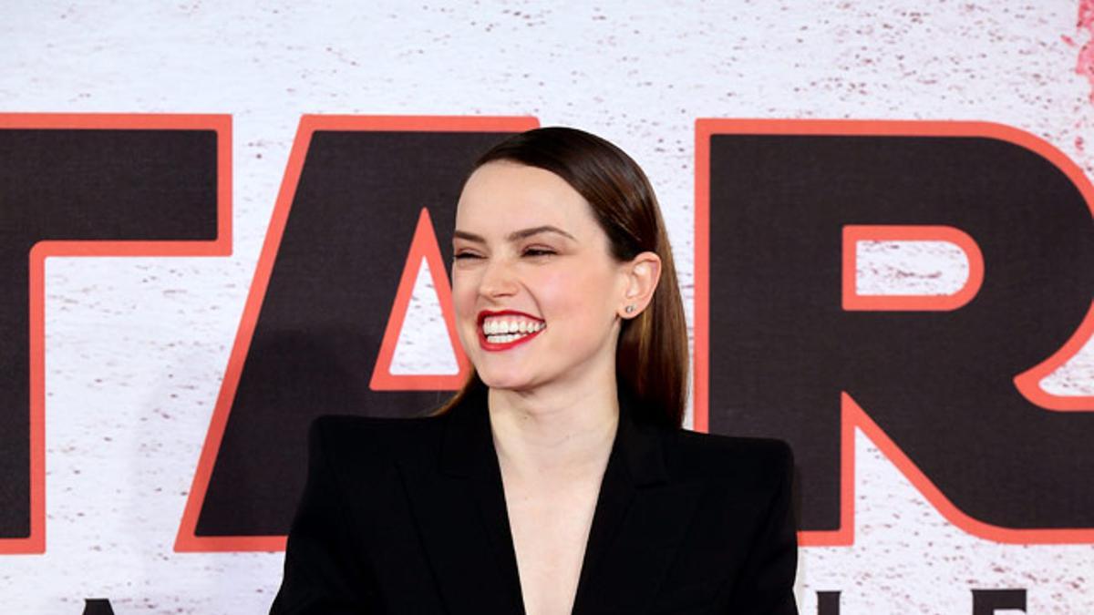 Daisy Ridley en el estreno de Londres de 'Star Wars: los últimos Jedi' con esmoquin