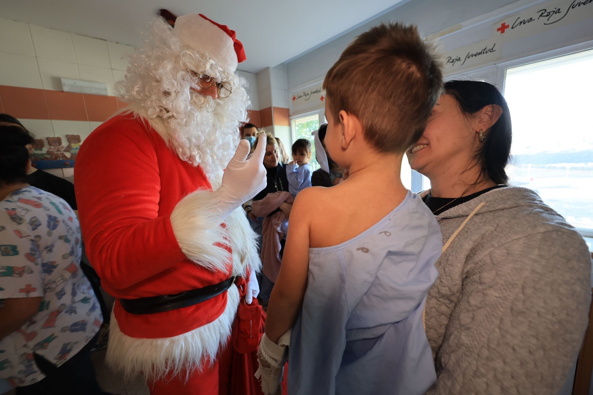 Mediterráneo y Todojuguete reparten ilusión entre los niños hospitalizados