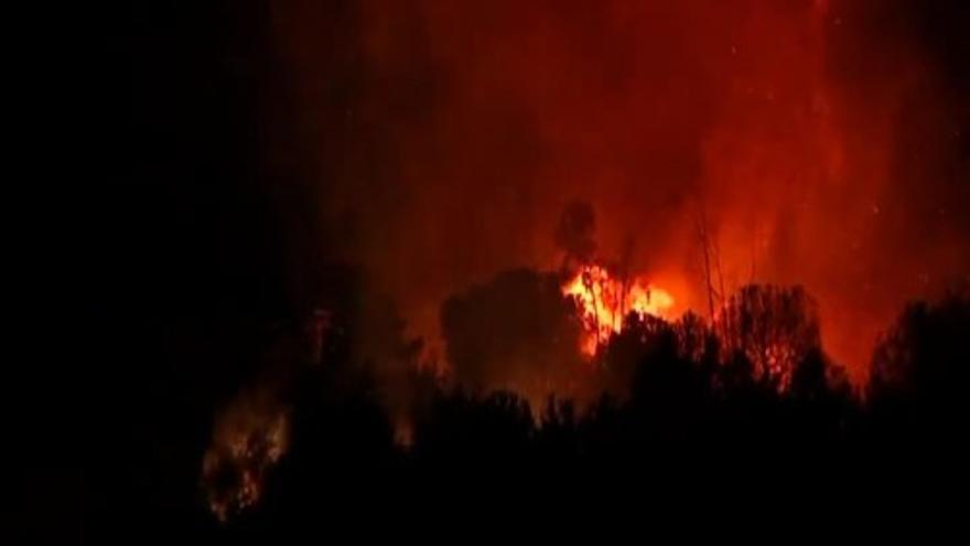 Un incendio obliga a desalojar varias viviendas en Barcelona