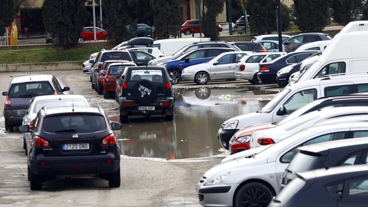 El aparcamiento de la calle Embarcadero tiene capacidad para unos 500 vehículos y acostumbra a encharcarse durante los días de lluvia.