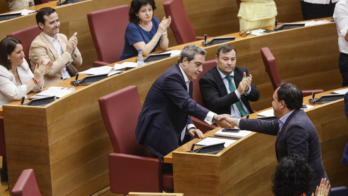 22/07/2026 El presidente de la Generalitat Valenciana, Juanfran Pérez Llorca (d), y el presidente de Vox Valencia, José María Llanos (c), durante un pleno, en Les Corts Valencianes, a 22 de julio de 2026, en Valencia, Comunidad Valenciana (España). Les Corts votan hoy las cuentas de la Comunidad Valenciana para 2026 que saldrán adelante con los votos de PP y Vox. Las cuentas tendrán un presupuesto de 33.305 millones de euros, un 3,1% más que el año anterior, y su punto más polémico ha sido el de la "prioridad nacional" impuesto por Vox. POLITICA Rober Solsona - Europa Press