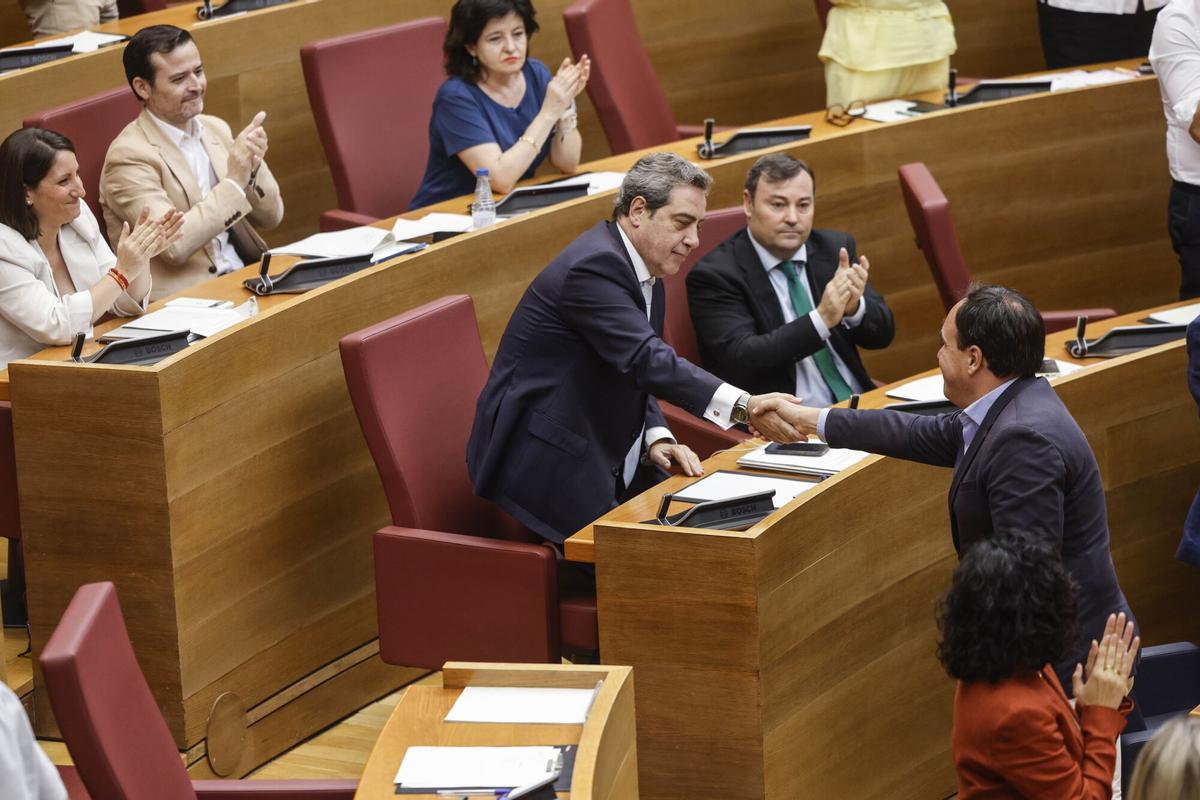 22/07/2026 El presidente de la Generalitat Valenciana, Juanfran Pérez Llorca (d), y el presidente de Vox Valencia, José María Llanos (c), durante un pleno, en Les Corts Valencianes, a 22 de julio de 2026, en Valencia, Comunidad Valenciana (España). Les Corts votan hoy las cuentas de la Comunidad Valenciana para 2026 que saldrán adelante con los votos de PP y Vox. Las cuentas tendrán un presupuesto de 33.305 millones de euros, un 3,1% más que el año anterior, y su punto más polémico ha sido el de la "prioridad nacional" impuesto por Vox. POLITICA Rober Solsona - Europa Press