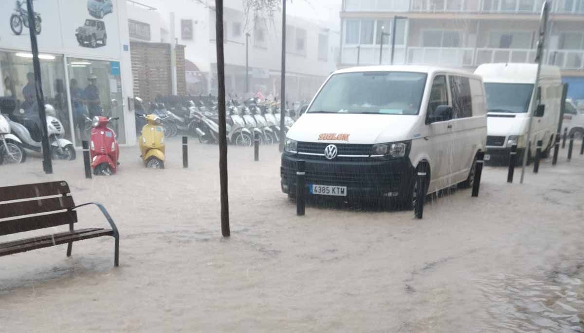 La lluvia torrencial en Formentera provoca más de 15 salidas de los bomberos por inundaciones