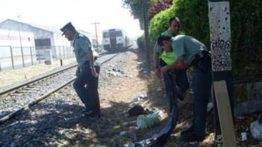 Una mujer muere arrollada por un tren al cruzar imprudentemente un paso a nivel