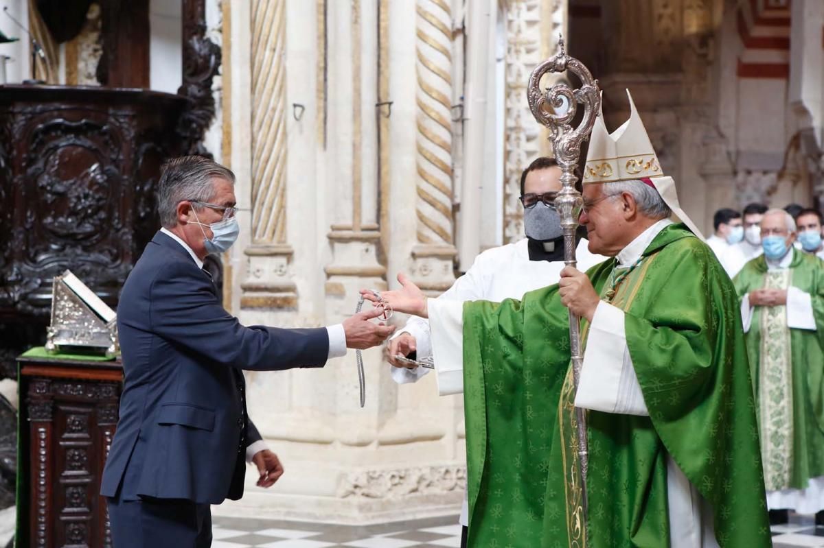 Olga Caballero y la junta directiva de la Agrupación de Cofradías toman posesión en la Catedral