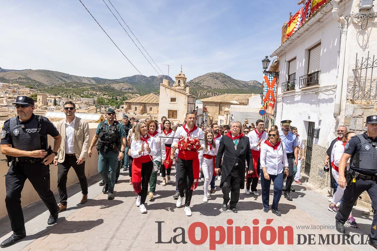 Bandeja de flores y ritual de la bendición del vino en las Fiestas de Caravaca