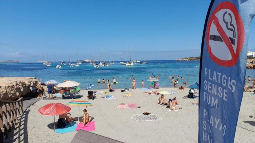Playas sin humo en Ibiza: «No soy fumadora y tampoco me gusta fumarme el cigarro de otra persona»