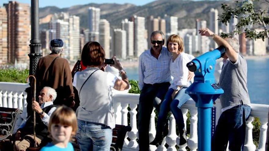 Un grupo de turistas en Benidorm, durante el pasado puente de la Constitución.