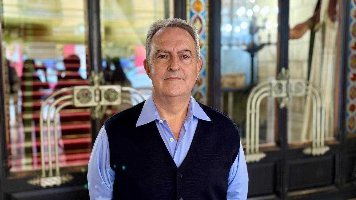 Imagen de WhatsAppGuillem Coll, ex chófer de presidencia del Consell de Mallorca, frente a las escaleras del Palau Reial.  2025 12 04 a las 18.38.45 df6f7d60