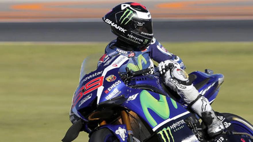 Jorge Lorenzo pilota su moto en los entrenamientos.