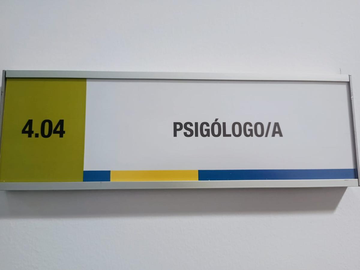 El cartel para el servicio de psicólogo.