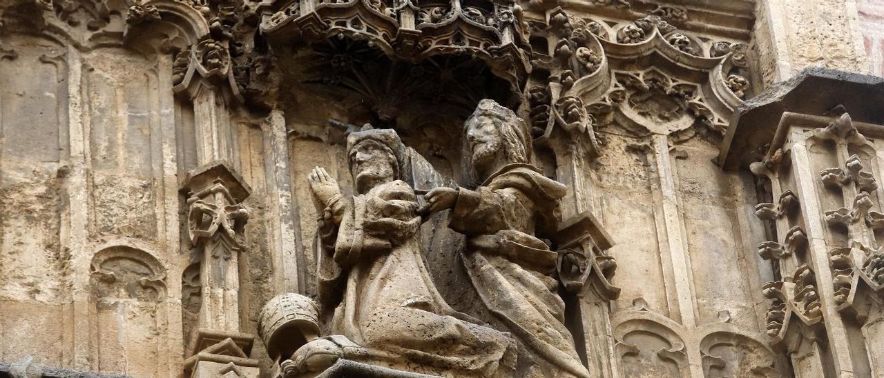 Detalle de la puerta del Sagrario, con el Apóstol Santiago y arrodillado, el obispo Diego Ramírez de Villaescusa, una posibilidad que plantea el historiador del arte Alejandro Sáez en su tesis..