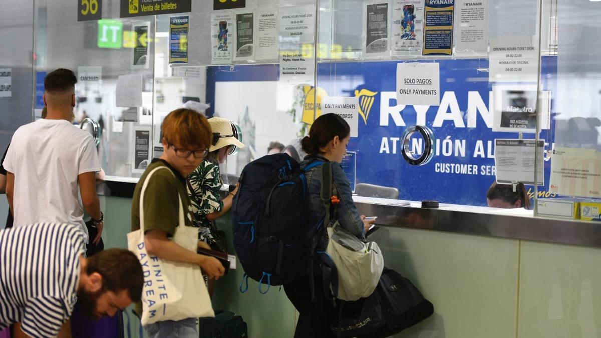 Cola en los mostradores de Ryanair en el aeropuerto de Barcelona por la huelga de pilotos.