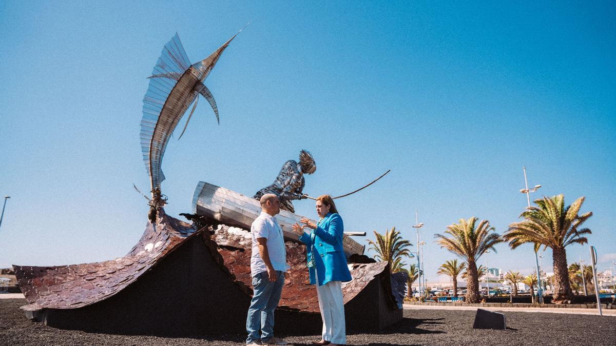 Jorge Isaac Medina y Astrid Pérez junto a la escultura &#039;Pescador con marlín&#039;.