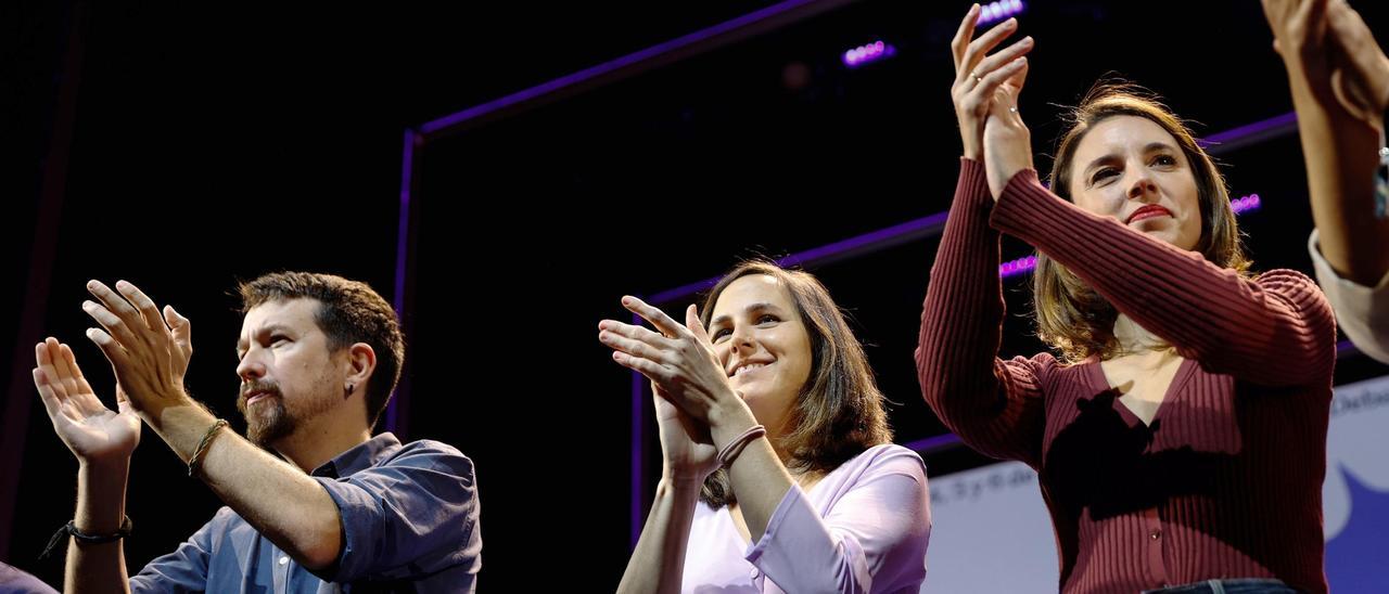 El exsecretario general de Podemos, Pablo Iglesias (i), la secretaria general de Podemos Ione Belarra (2i), e Irene Montero (d) en el Teatro Coliseum de Madrid