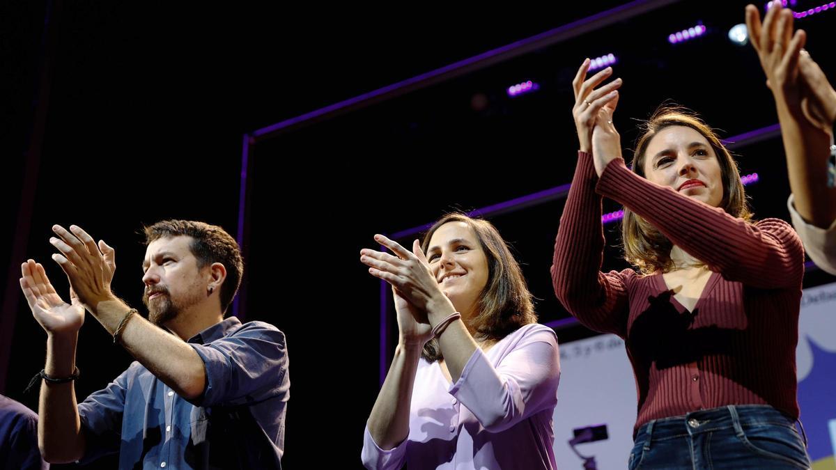 El exsecretario general de Podemos, Pablo Iglesias (i), la secretaria general de Podemos Ione Belarra (2i), e Irene Montero (d) en el Teatro Coliseum de Madrid