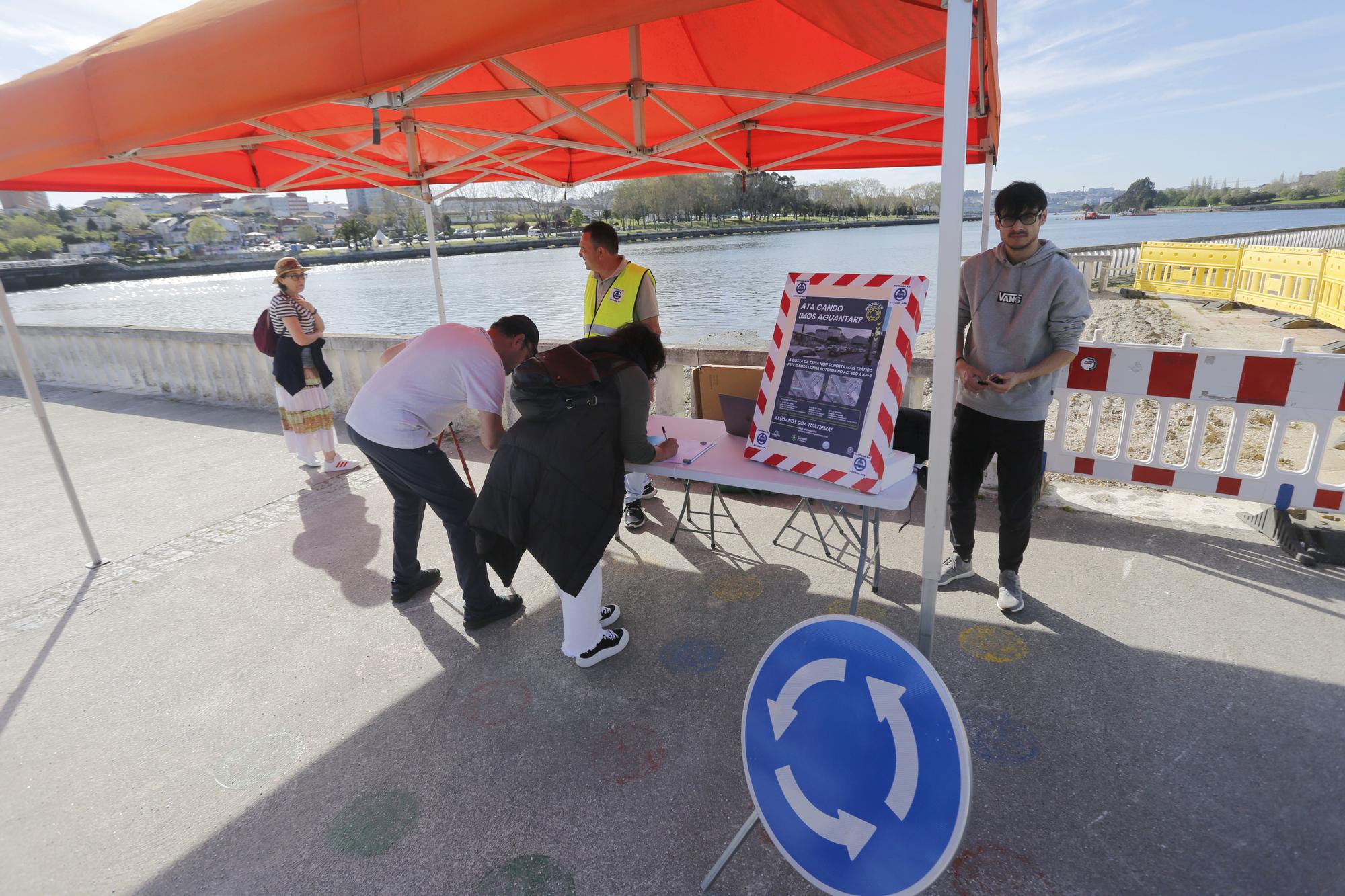 Vecinos de O Temple recogen firmas para reclamar una rotonda