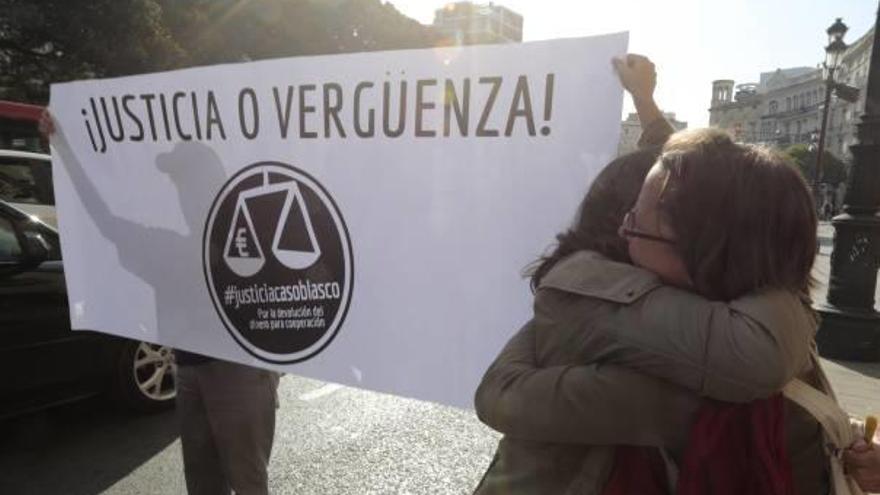 Dos miembros de la CVONGD celebran la primera condena del Caso Blasco, en mayo de 2014.