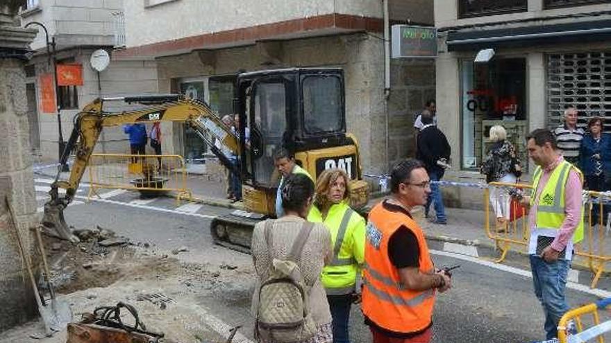 Giráldez, en el centro, supervisando los trabajos. // G.Núñez