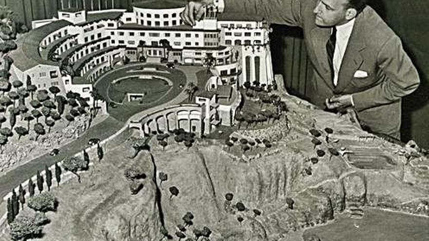 Josep M. Bosch, amb la maqueta de l&#039;hotel Cap Sa Sal de Begur.