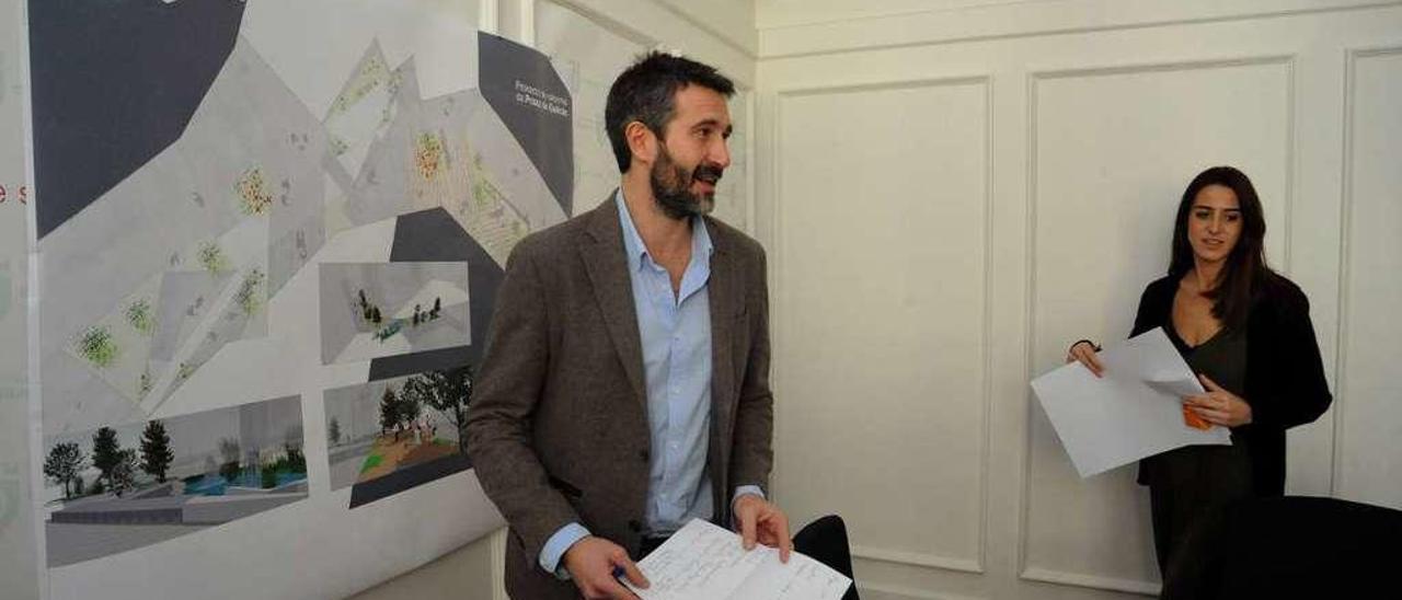 El alcalde de Vilagarcía y la edil de Urbanismo presentaron el proyecto de peatonalización. // Iñaki Abella