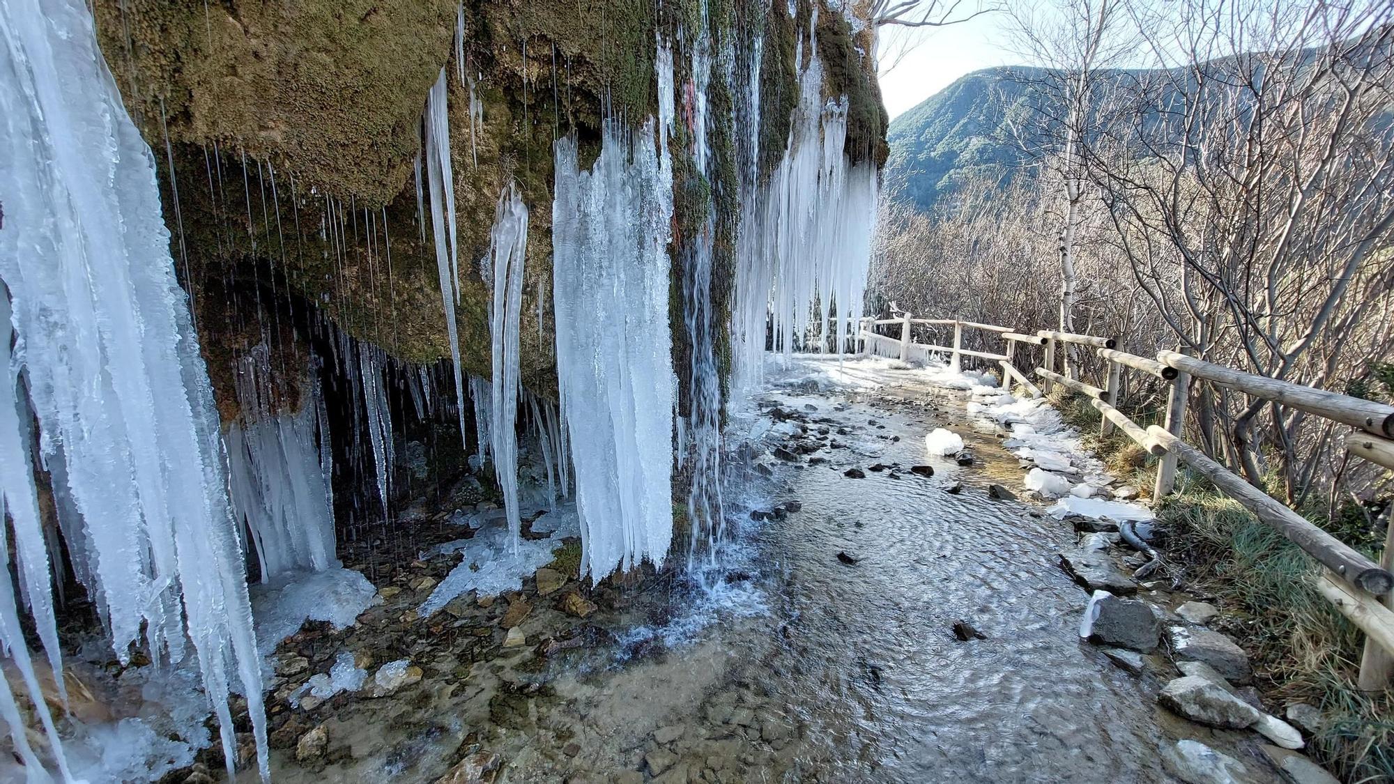 En imágenes | El frío deja una espectacular postal en el Pirineo oscense