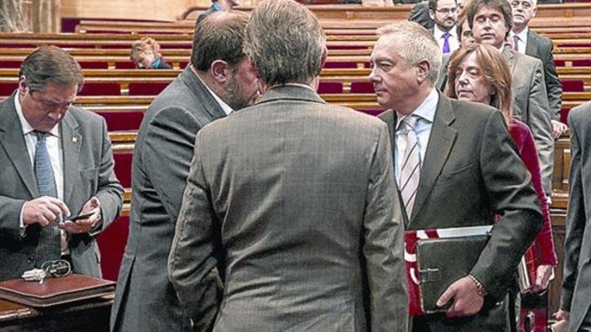 Pere Navarro charla con Junqueras en presencia de Artur Mas.