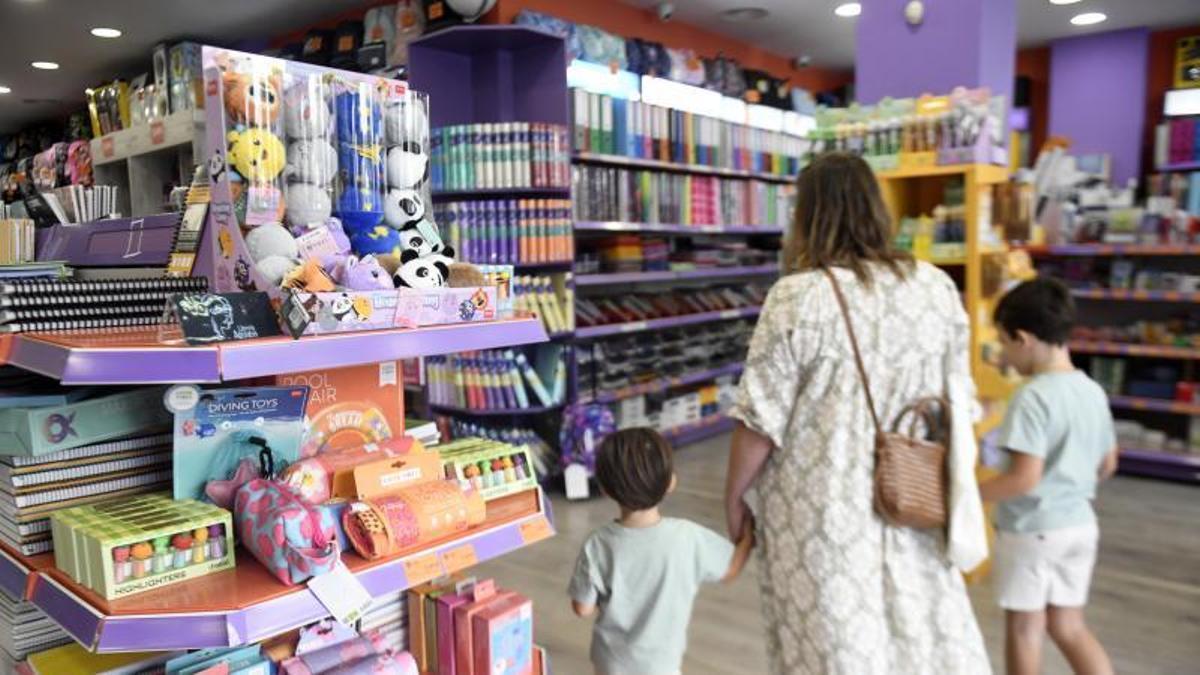 Una madre acudía ayer con sus hijos a por material escolar a Folder Papelería, en Murcia.