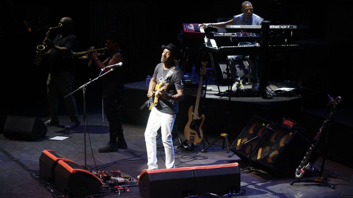 El norteamericano Marcus Miller, anoche en San Javier, donde recibió el premio de honor del festival de jazz de la localidad.